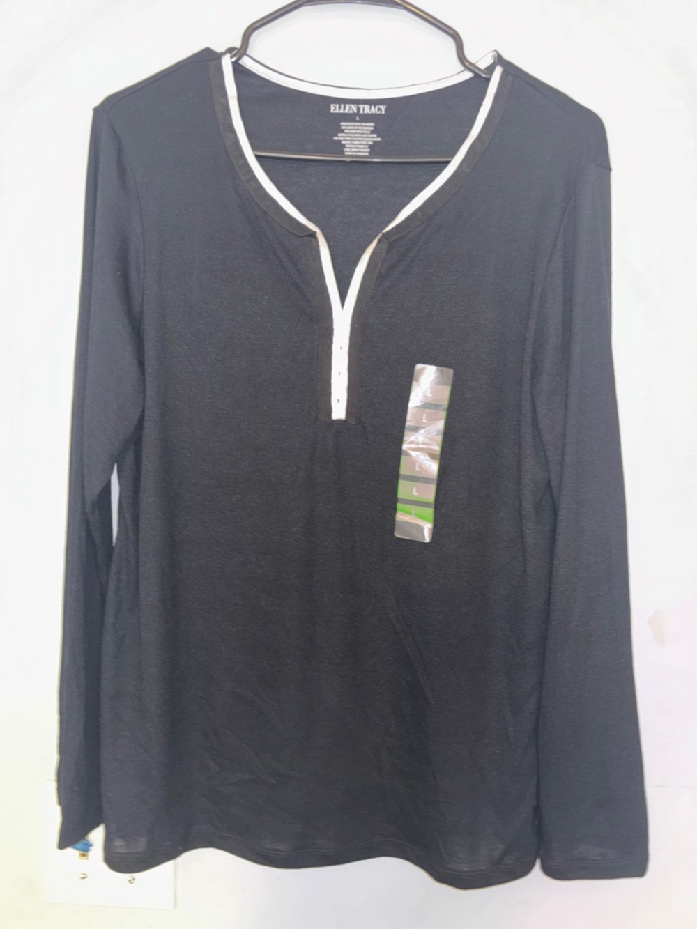 Ellen Tracy Black Top with Cream Trim blusa